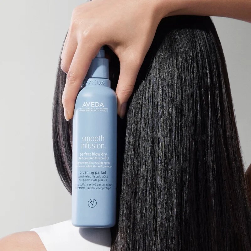 Aveda Smooth Infusion™ Perfect Blow Dry gladilno pršilo za sušenje s sušilcem proti krepastim lasem 200 ml