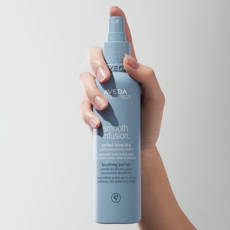 Aveda Smooth Infusion™ Perfect Blow Dry gladilno pršilo za sušenje s sušilcem proti krepastim lasem 50 ml