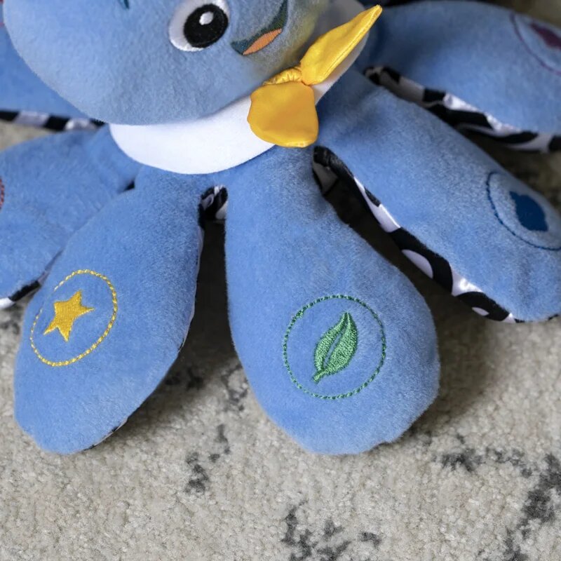 Baby Einstein Octoplush™ glasbena igrača 3m+ 1 kos
