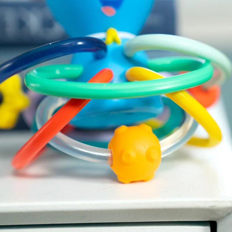 Baby Einstein Opus's Shake & Soothe Teether Toy & Rattle grizalo z ropotuljico 0 m+ 1 kos