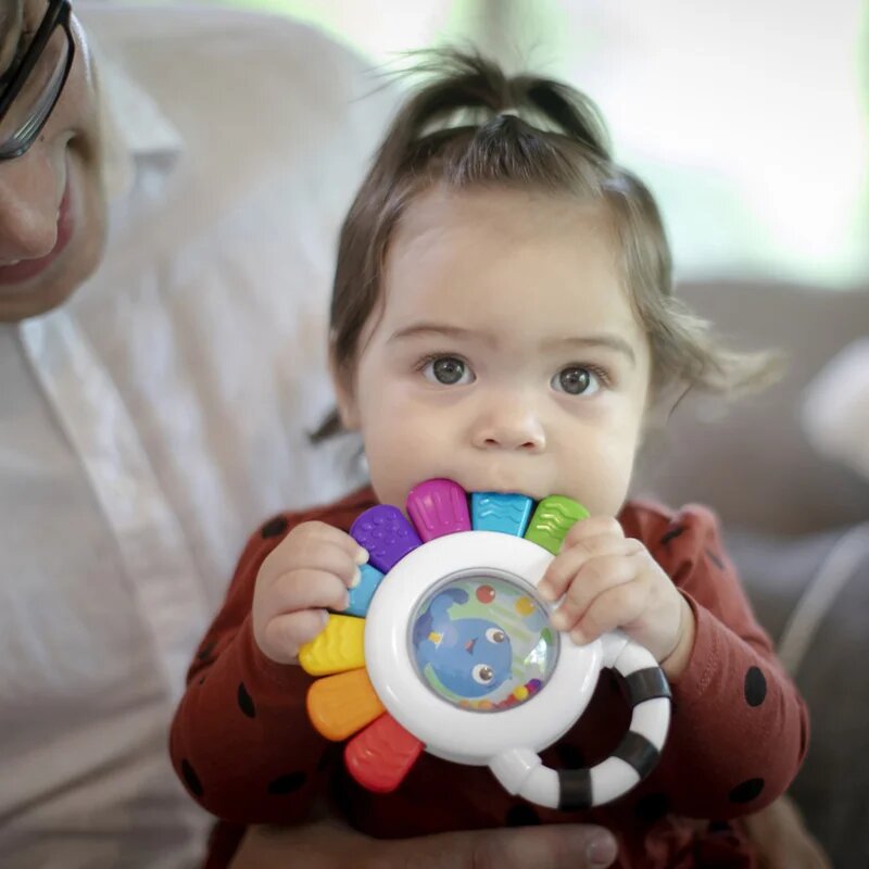 Baby Einstein Outstanding Opus Rattle & Teether Sensory Toy grizalo z ropotuljico 1 kos
