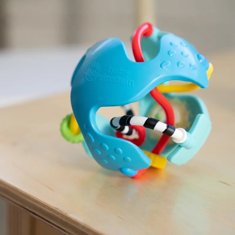 Baby Einstein Rattle & Sense™ senzorična žogica z grizljajočim delom 3m+ 1 kos
