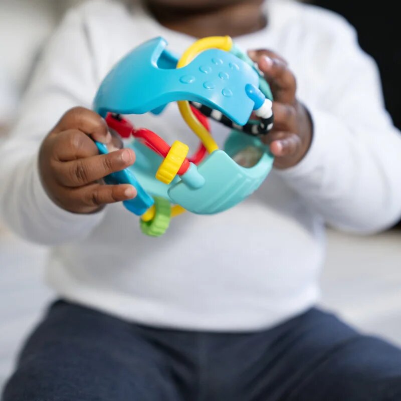 Baby Einstein Rattle & Sense™ senzorična žogica z grizljajočim delom 3m+ 1 kos