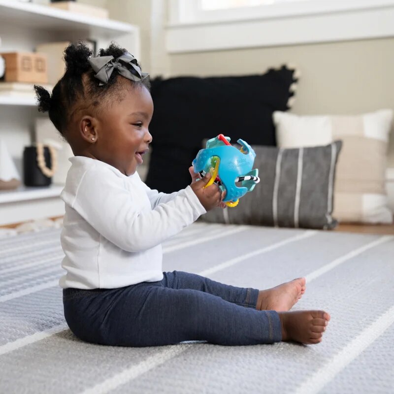 Baby Einstein Rattle & Sense™ senzorična žogica z grizljajočim delom 3m+ 1 kos