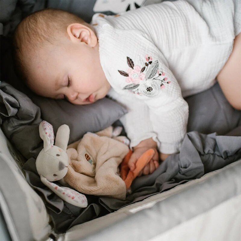 BabyOno Have Fun Baby Bunny ninica z ropotuljico 1 kos