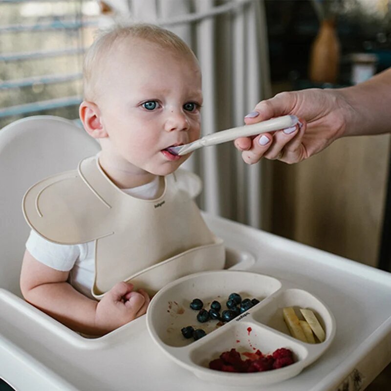 BabyOno Siilicone Plate 6m+ deljeni krožnik s priseskom Beige 1 kos