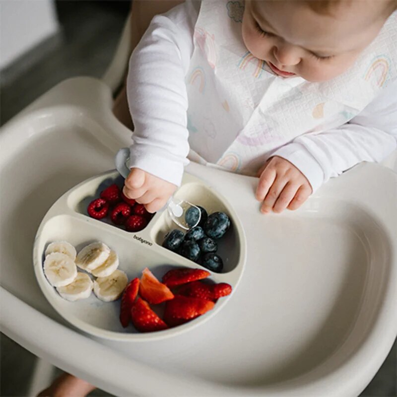 BabyOno Siilicone Plate 6m+ deljeni krožnik s priseskom Beige 1 kos