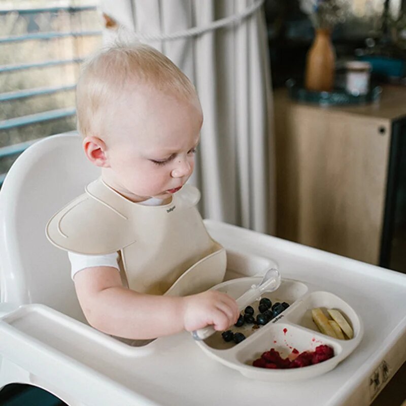 BabyOno Siilicone Plate 6m+ deljeni krožnik s priseskom Beige 1 kos