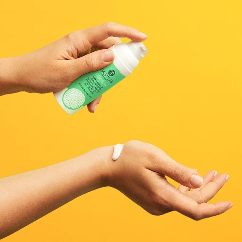 BasicLab Dermocosmetics Complementis lahka vlažilna emulzija za mastno in problematično kožo 50 ml