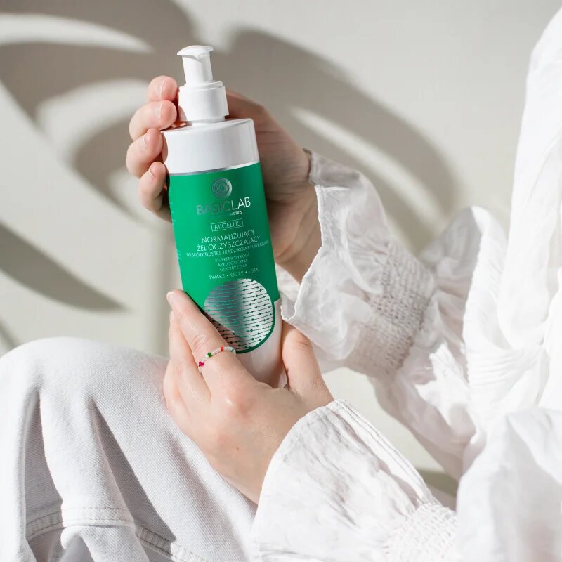 BasicLab Dermocosmetics Micellis čistilni gel za normalizacijo kože za mastno k aknam nagnjeno kožo 300 ml