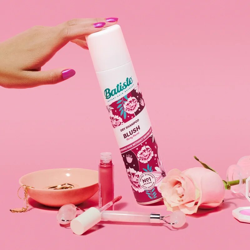 Batiste Blush Flirty Floral suhi šampon za volumen in sijaj 200 ml