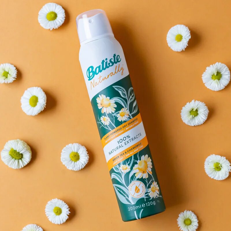 Batiste Naturally Green tea & Chamomile suhi šampon za absorbcijo odvečnega sebuma in za osvežitev las 200 ml