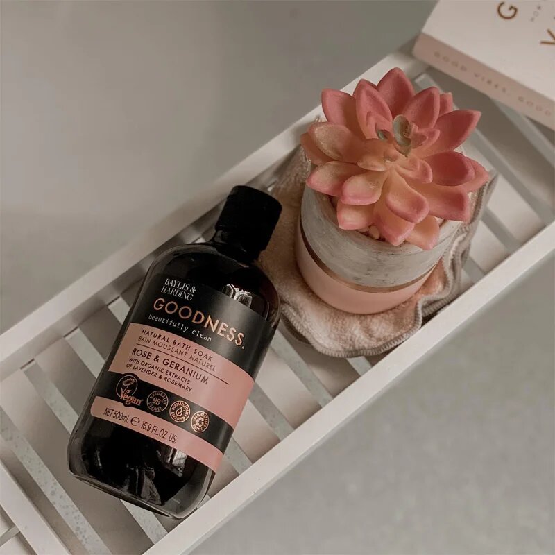 Baylis & Harding Goodness Rose & Geranium pena za kopel z vonjem cvetja 500 ml