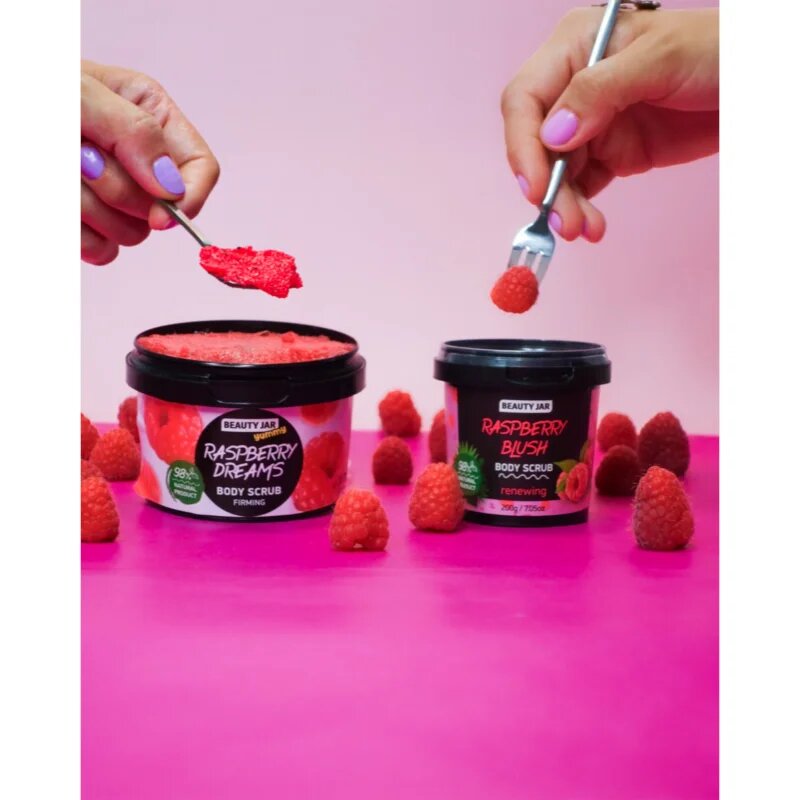 Beauty Jar Yummy Raspberry Dreams učvrstitveni piling za telo 360 g