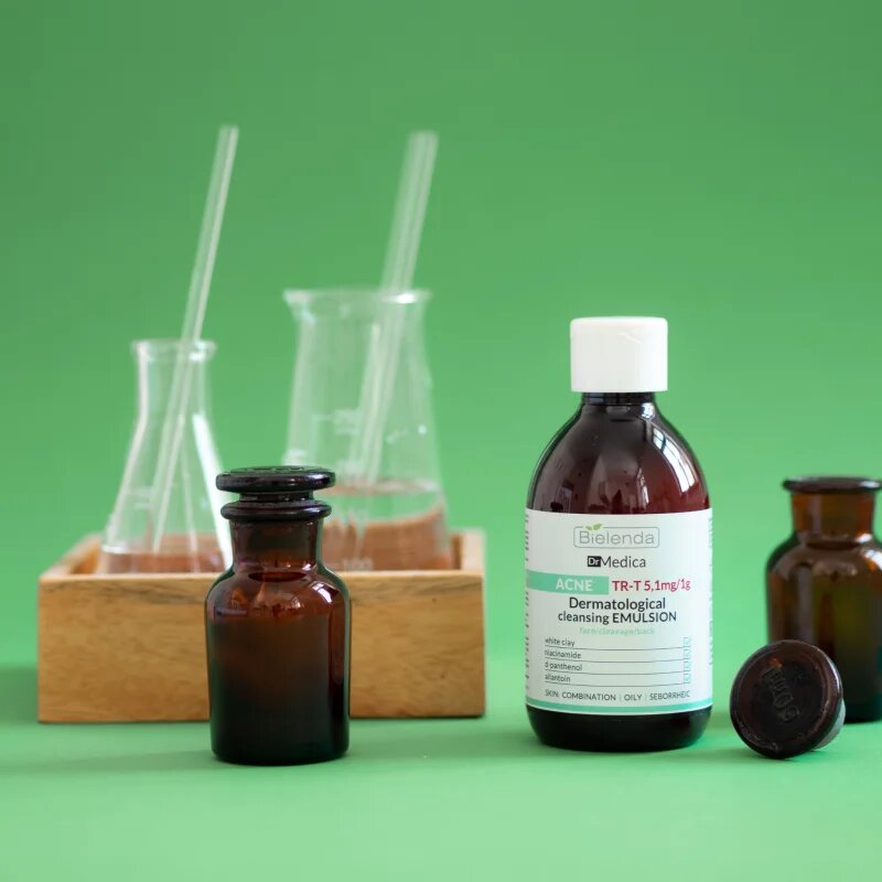 Bielenda Dr Medica Acne dermatološka čistilna emulzija za mastno k aknam nagnjeno kožo 250 ml