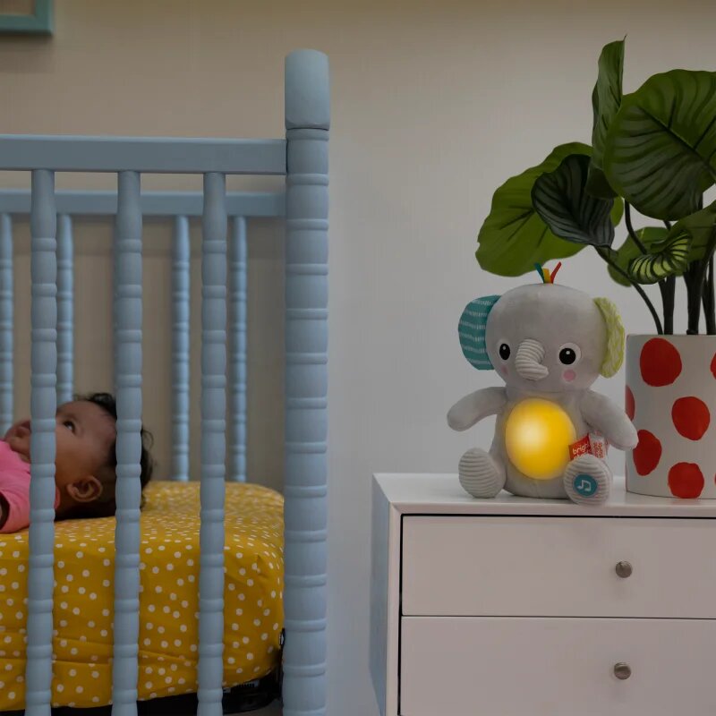 Bright Starts Hug-a-bye Baby™ plišasta igrača z melodijo 0 m+ 1 kos