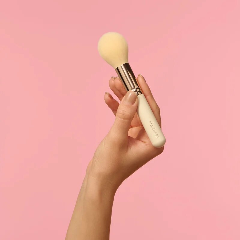 BrushArt Basic Blush brush čopič za rdečilo 1 kos