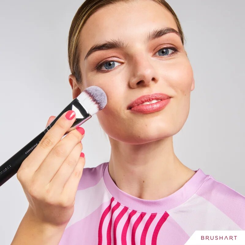 BrushArt Professional B1 Flat foundation brush čopič za tekoči puder B1 1 kos