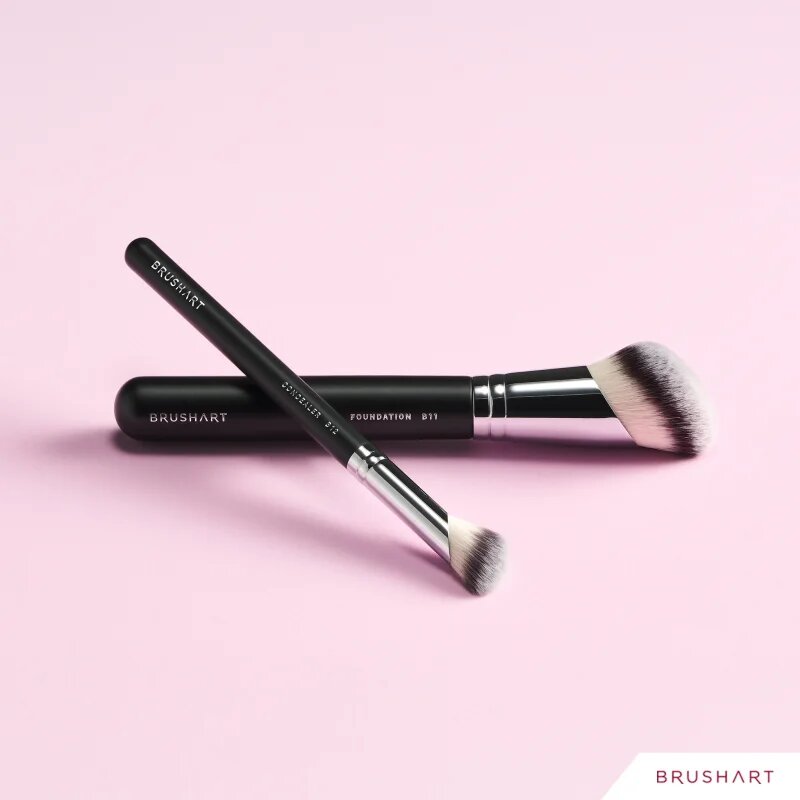 BrushArt Professional B11 Angled foundation brush čopič za make-up B11 1 kos