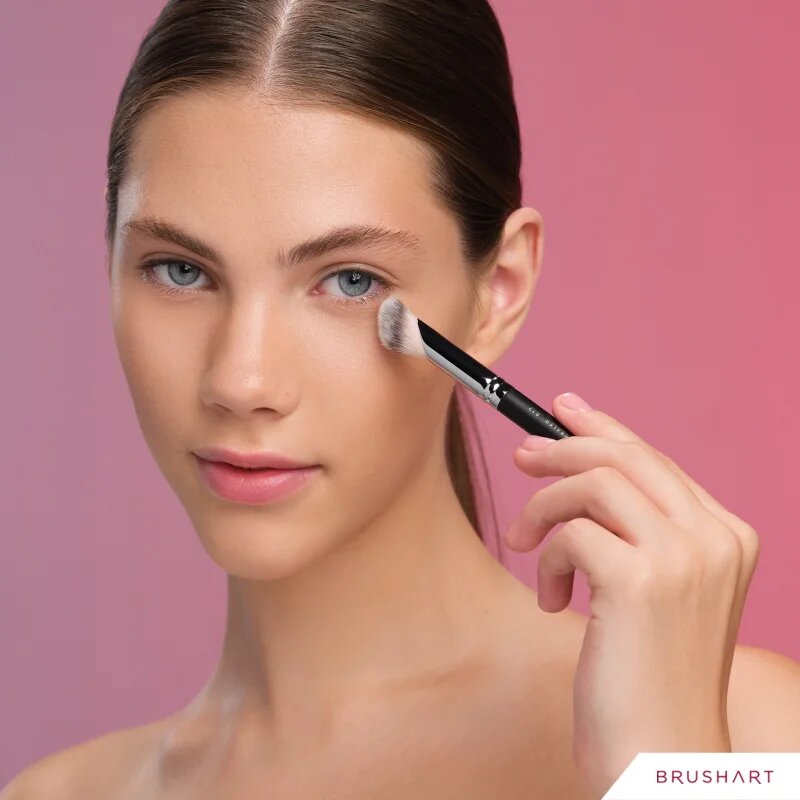 BrushArt Professional B12 Angled concealer brush čopič za korektor B12 1 kos