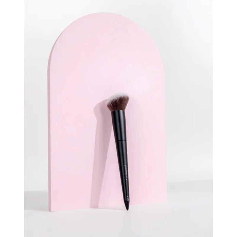 Brushworks Angled Blush Brush poševen čopič za rdečilo vrsta NO. 7 1 kos