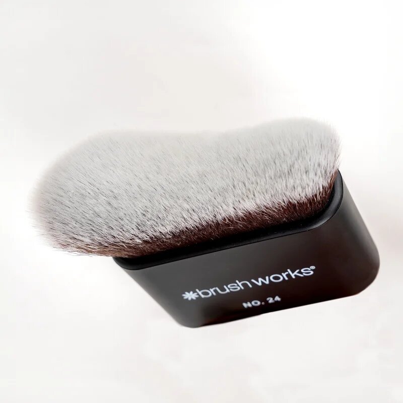 Brushworks Blending Face & Body Brush čopič za obraz in telo kabuki vrsta NO. 24 1 kos