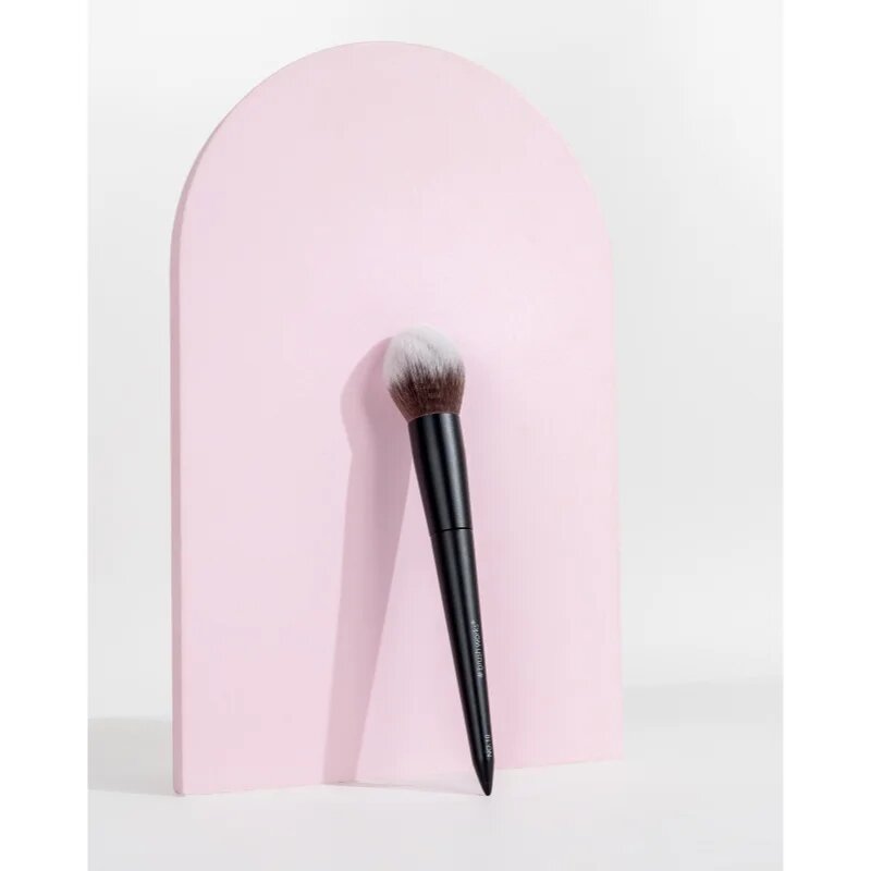Brushworks Bronzer Brush čopič za bronzer vrsta NO. 10 1 kos