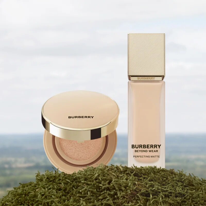 Burberry Beyond Wear Perfecting Matte Cushion dolgoobstojni tekoči puder v gobici SPF 15 odtenek Fair Warm 10 14 g