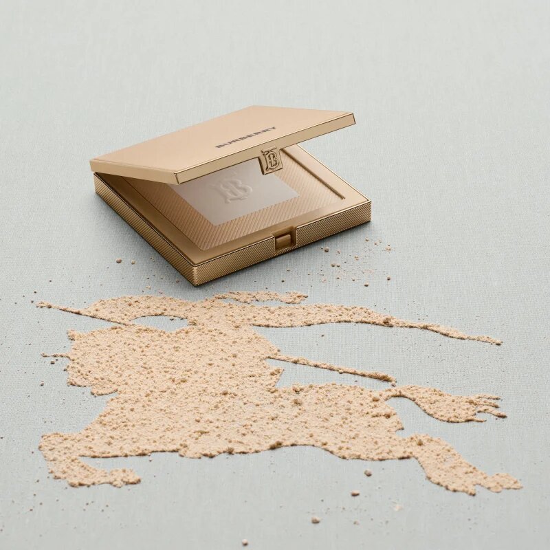 Burberry Beyond Wear Powder matirajoči puder z gladilnim učinkom Fair 01 11 g
