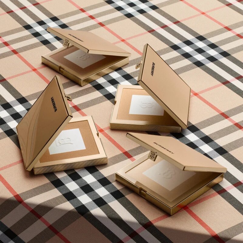 Burberry Beyond Wear Powder matirajoči puder z gladilnim učinkom Fair 01 11 g