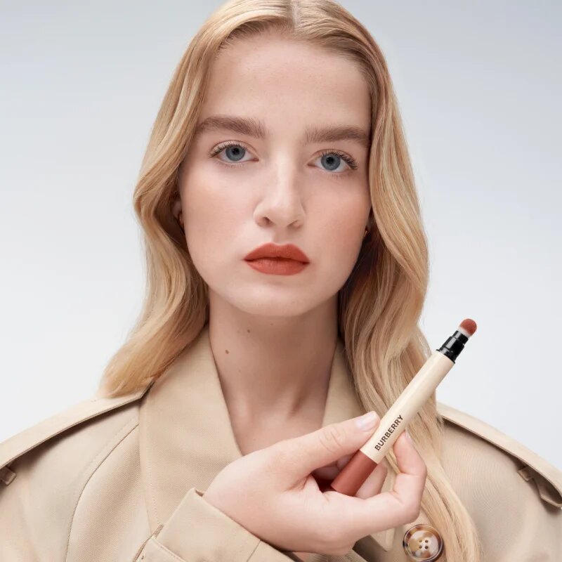 Burberry Brit Matte Veil mat vlažilna tekoča šminka odtenek Marmalade 611 3 ml