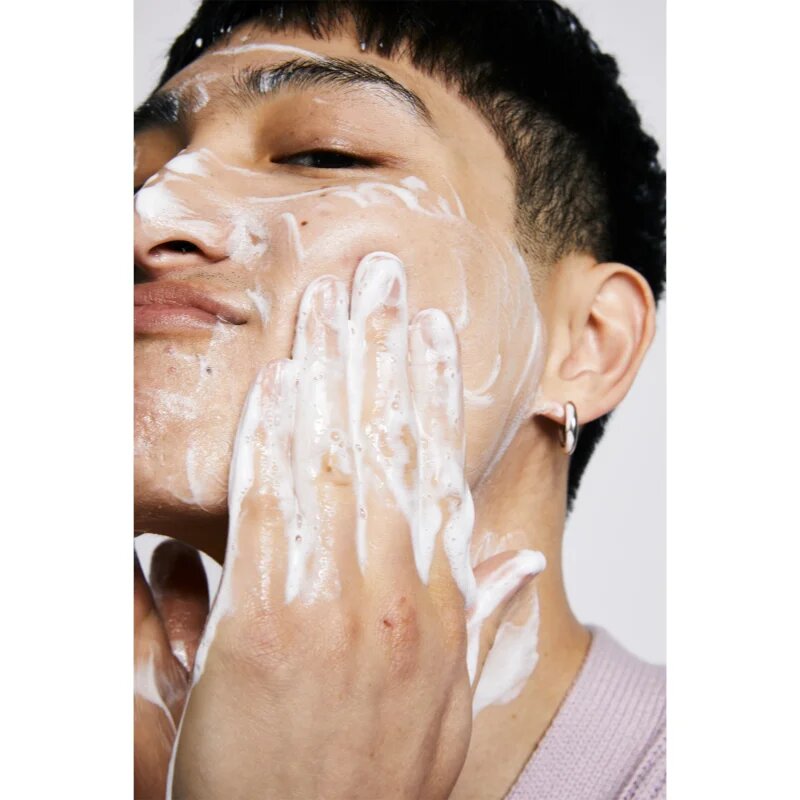 Carbon Theory Salicylic Acid & Shea Butter nežno čistilno milo s piling učinkom 100 g