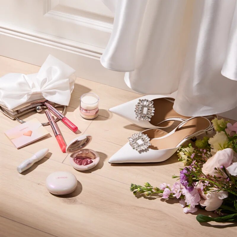 Catrice Brides & Besties rdečilo z osvetljevalcem odtenek Champagne Showers C01 3.5 g