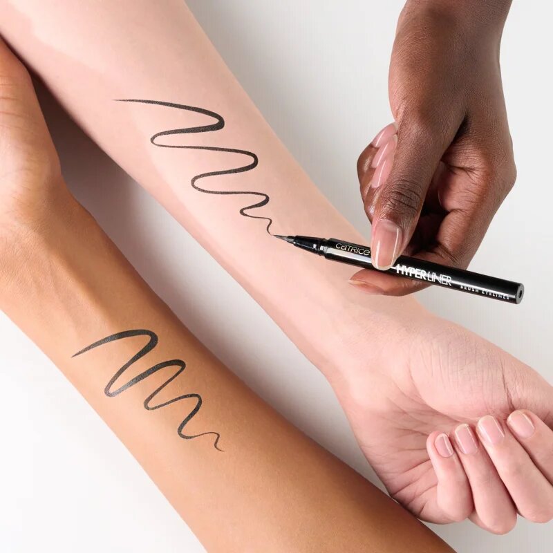 Catrice Hyper Liner Brush Eyeliner tekoče črtalo za oči z mat finišem odtenek 010 Classic Black 0.52 ml