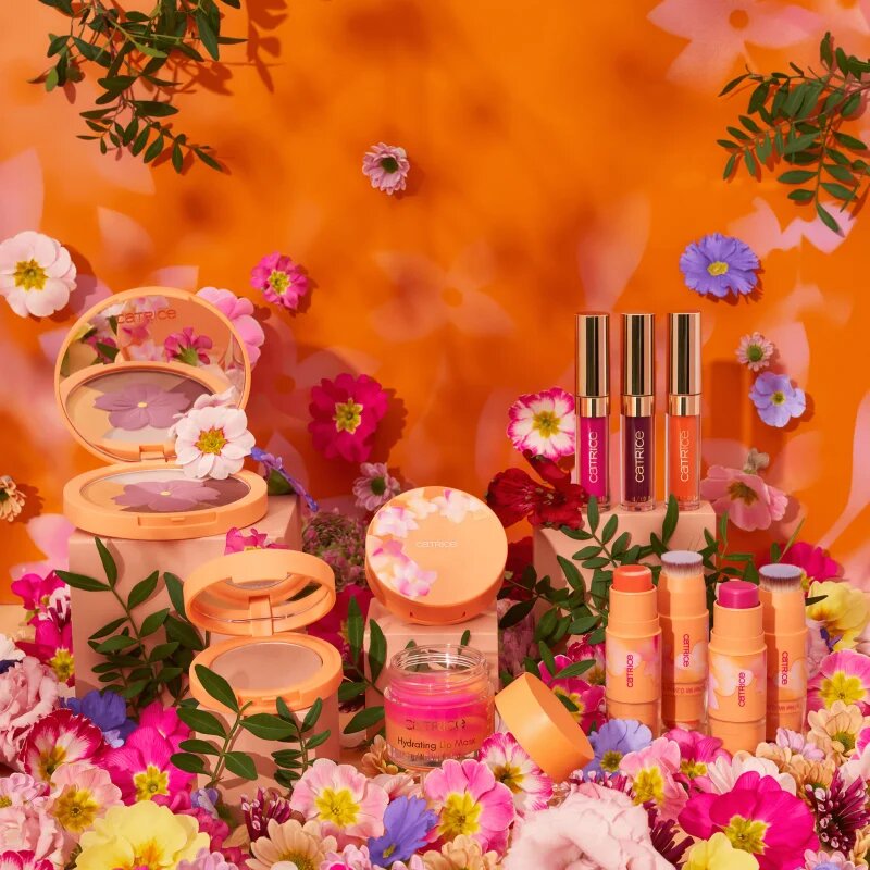 Catrice SEEKING FLOWERS puder za osvetljevanje odtenek C01 Watch Me Bloom 5.5 g