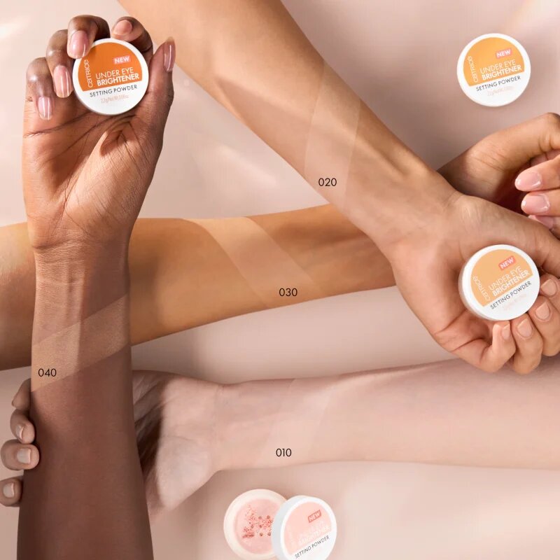 Catrice Under Eye Brightener fiksacijski puder z vlažilnim učinkom odtenek 030 Golden Toffee 2.3 g