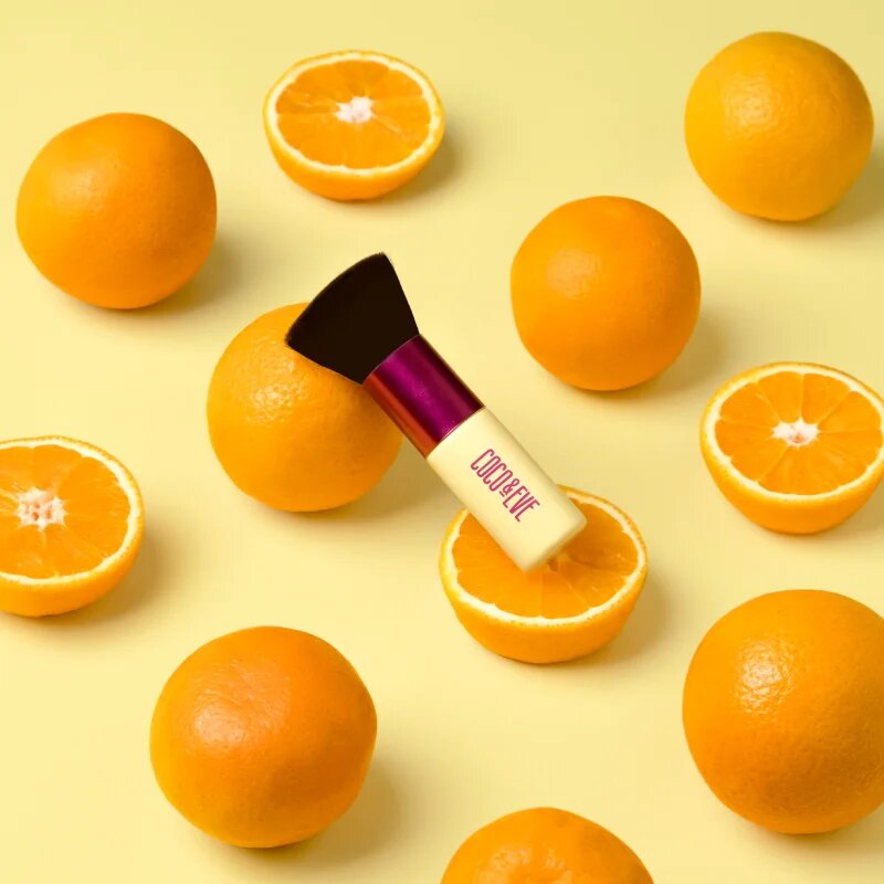 Coco & Eve Sunny Honey Deluxe Vegan Kabuki Brush čopič za ličenje Kabuki za telo in obraz 1 kos
