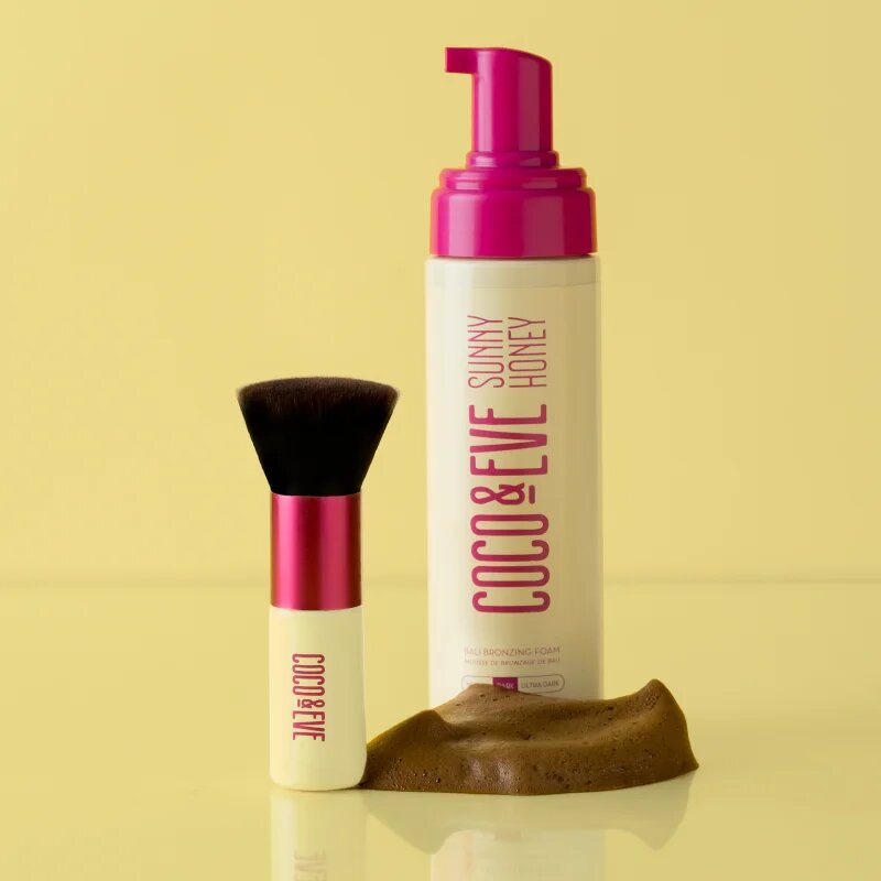 Coco & Eve Sunny Honey Deluxe Vegan Kabuki Brush čopič za ličenje Kabuki za telo in obraz 1 kos
