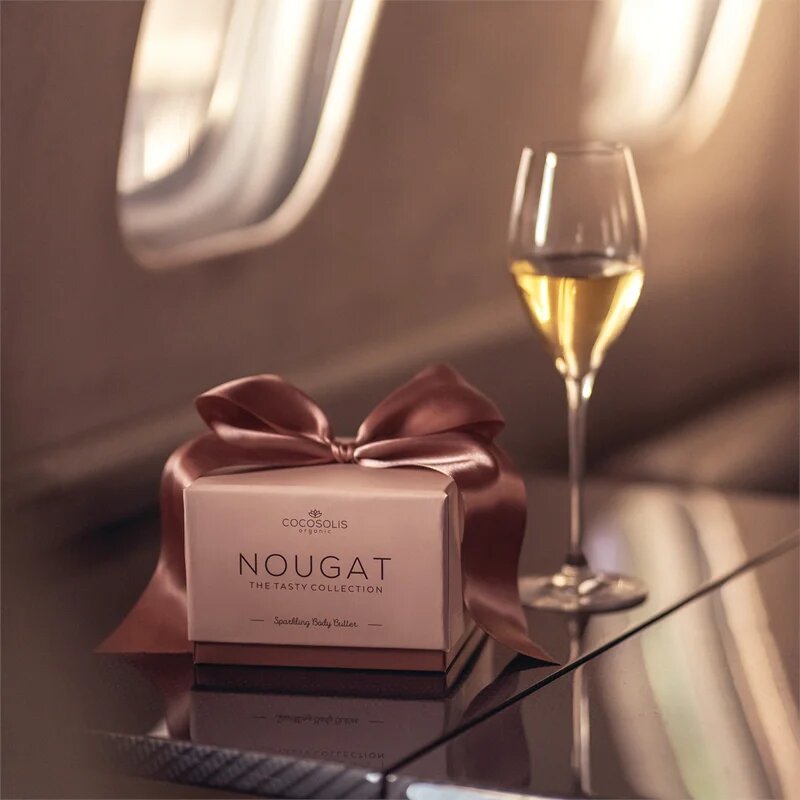 COCOSOLIS NOUGAT žametno maslo za telo za osvetljevanje kože in hidratacijo z bleščicami 250 ml
