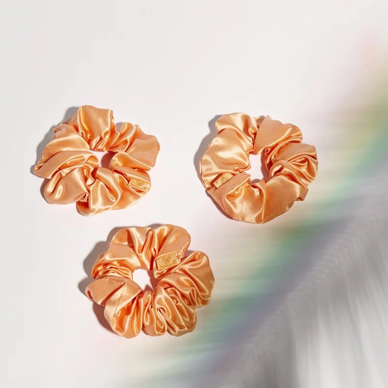 Crystallove Mulberry Silk Scrunchie svilena elastika za lase Peach fuzz 1 kos