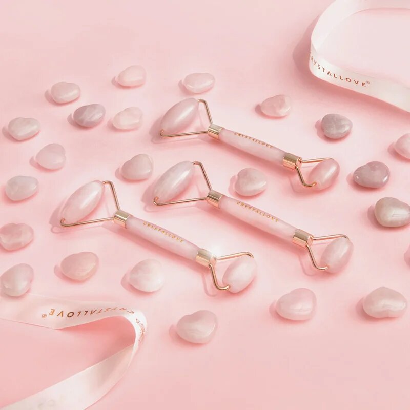 Crystallove Rose Quartz Selflove Set valjček za masažo za obraz in pripomoček za masažo