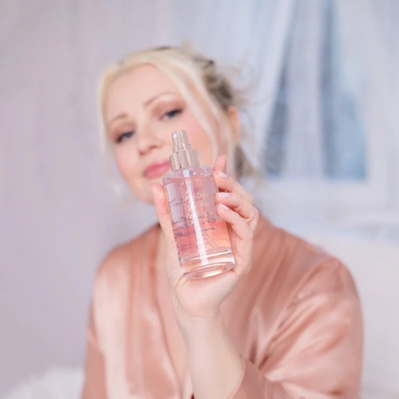Crystallove Rose Quartz Shimmer Facial Mist meglica za obraz za osvetlitev kože 100 ml