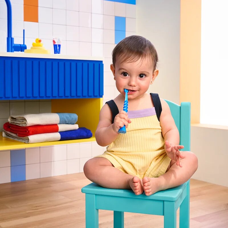 Curaprox Baby 0-4 Years zobna ščetka za otroke 1 kos