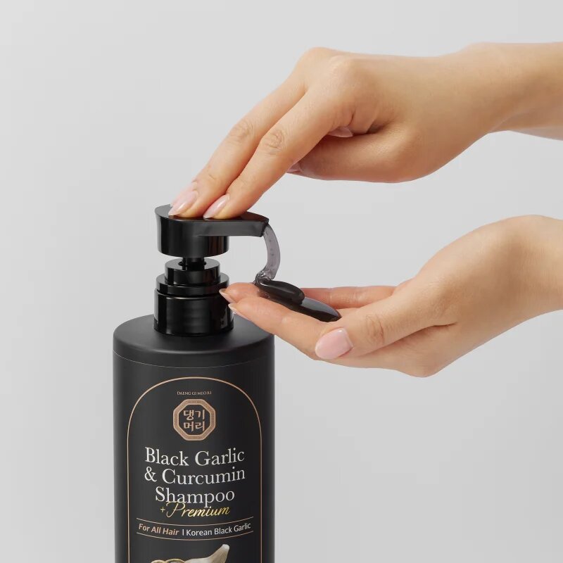 DAENG GI MEO RI Black Garlic & Curcumin Shampoo globinsko regeneracijski šampon za okrepitev in rast las 500 ml