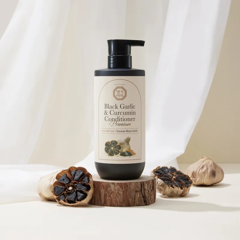 DAENG GI MEO RI Black Garlic & Curcumin Treatment negovalni balzam za gostoto las in zaščito proti lomljivosti 500 ml