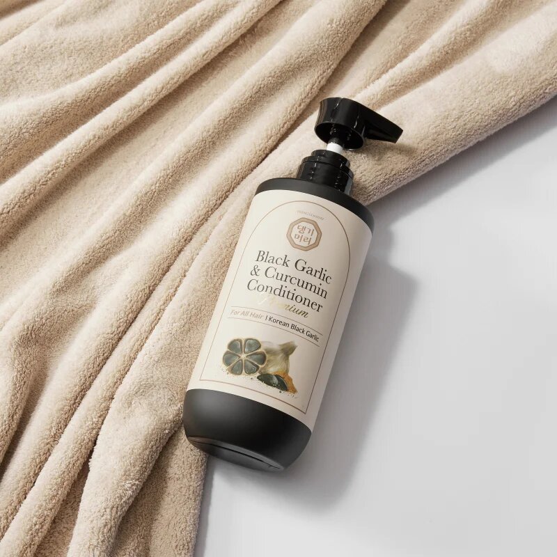 DAENG GI MEO RI Black Garlic & Curcumin Treatment negovalni balzam za gostoto las in zaščito proti lomljivosti 500 ml