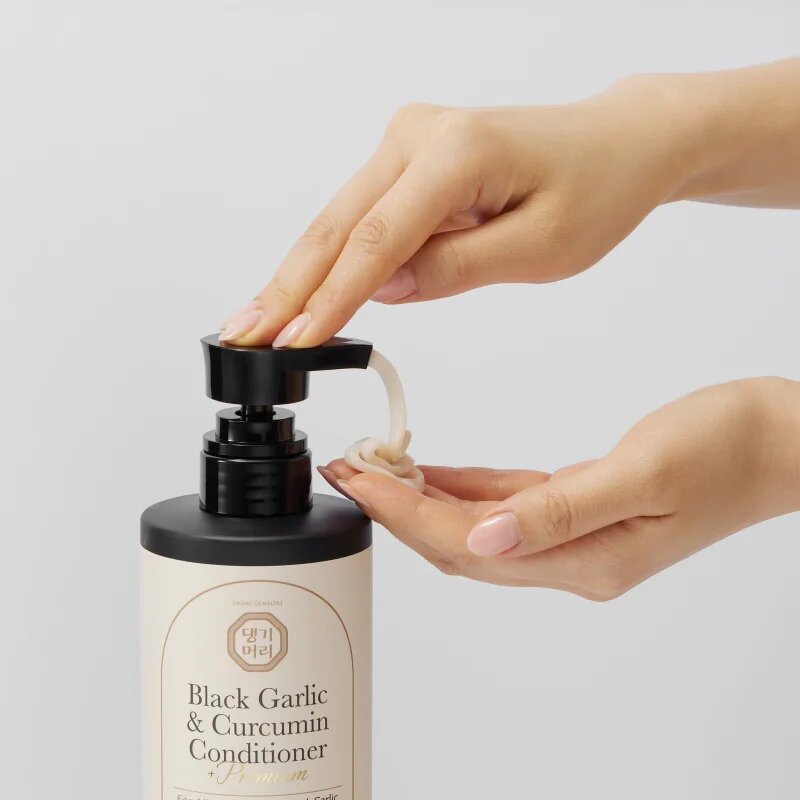 DAENG GI MEO RI Black Garlic & Curcumin Treatment negovalni balzam za gostoto las in zaščito proti lomljivosti 500 ml