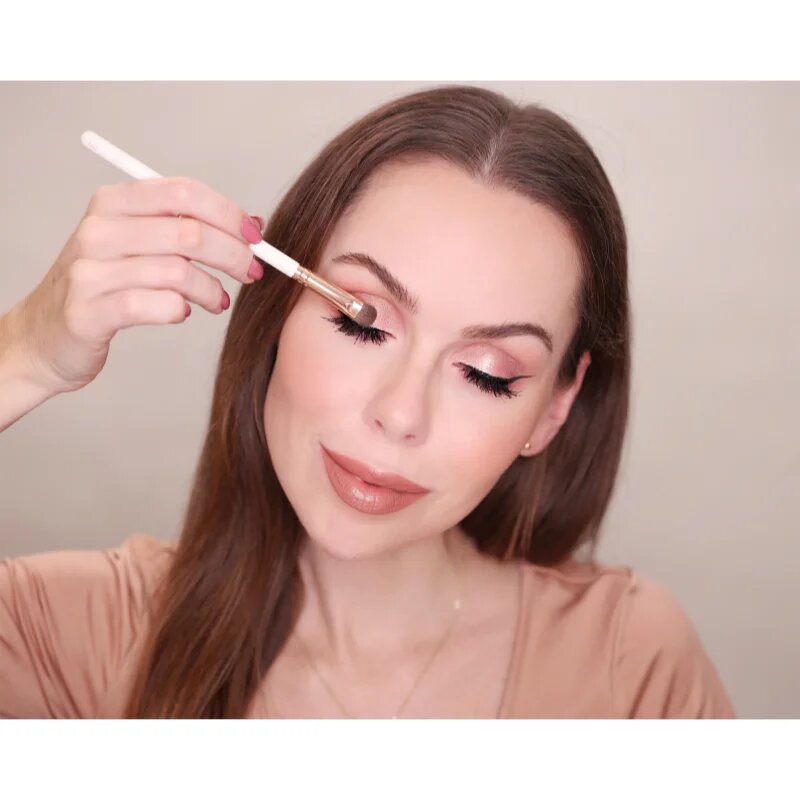 Dermacol Accessories Master Brush by PetraLovelyHair čopič za nanašanje senčil D74 Rose Gold 1 kos