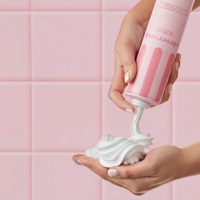 DESERVED Whipped Shower Foam Strawberry Milkshake pena za prhanje za telo 250 ml