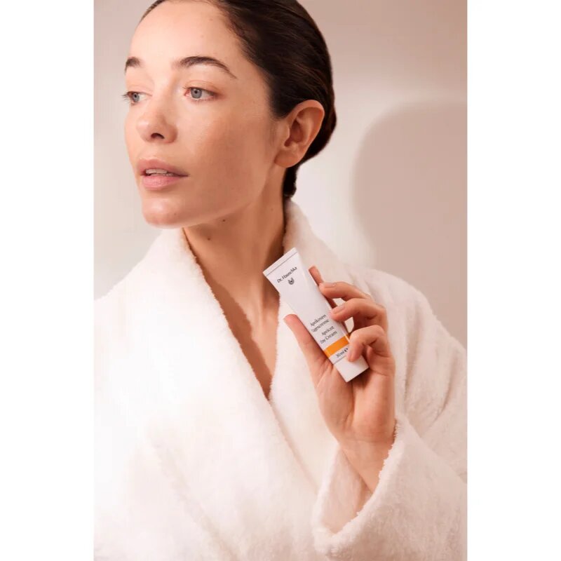 Dr. Hauschka Facial Care Apricot Day Cream revitalizacijska krema za suho kožo 30 ml